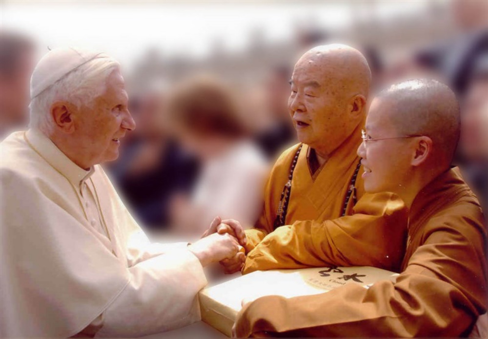 星雲大師與教宗本篤十六世晤談，並致贈弘法50年的影像專輯《雲水三千》予教宗。 1