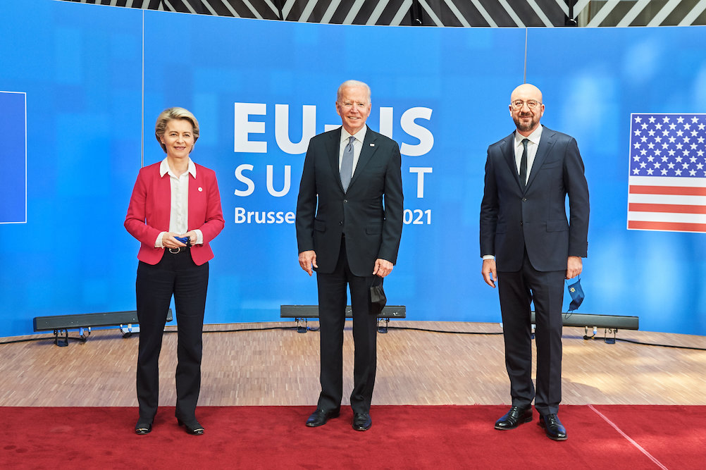 歐盟執委會主席馮德萊恩（Ursula von der Leyen）、美國總統拜登（Joe Biden）和歐盟高峰會主席米歇爾（Charles Michel）。