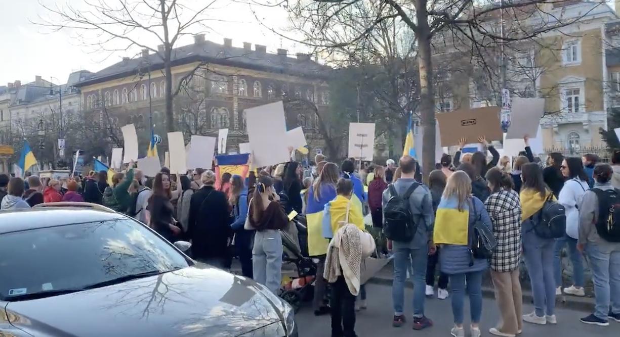 不滿俄羅斯發起戰爭的群眾聚集在俄羅斯駐布達佩斯大使館外，發起戰爭抗議活動，高喊「普丁是恐怖分子」的口號。