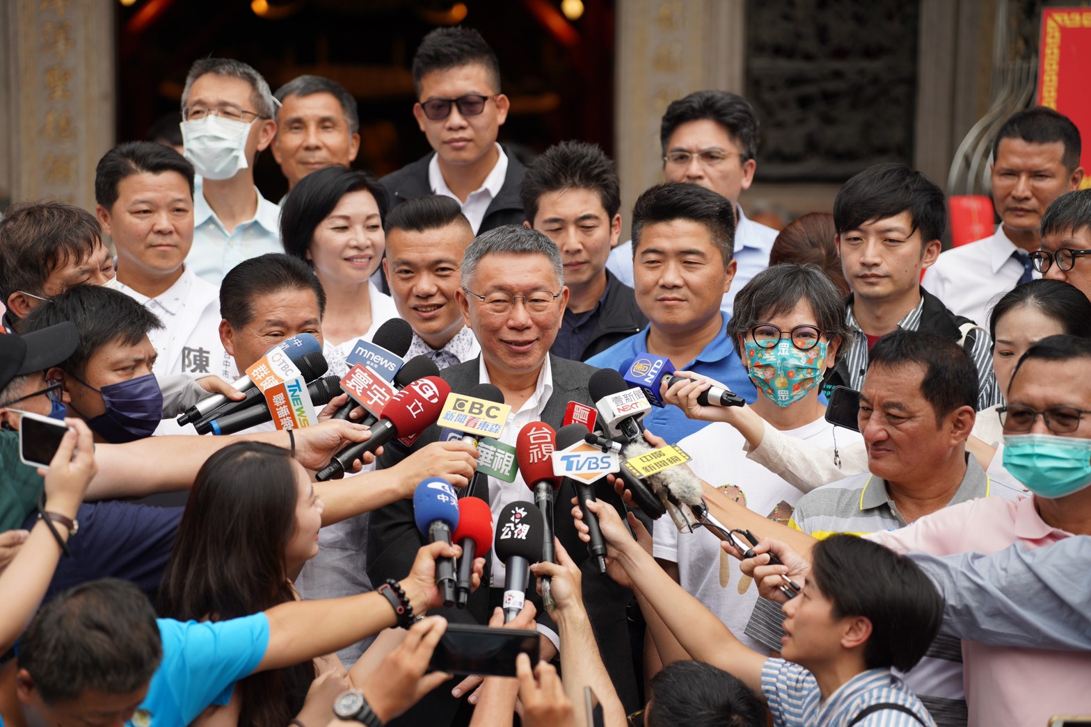 民眾黨總統參選人柯文哲參拜鎮瀾宮，顏寬恒也陪同。（民眾黨提供）