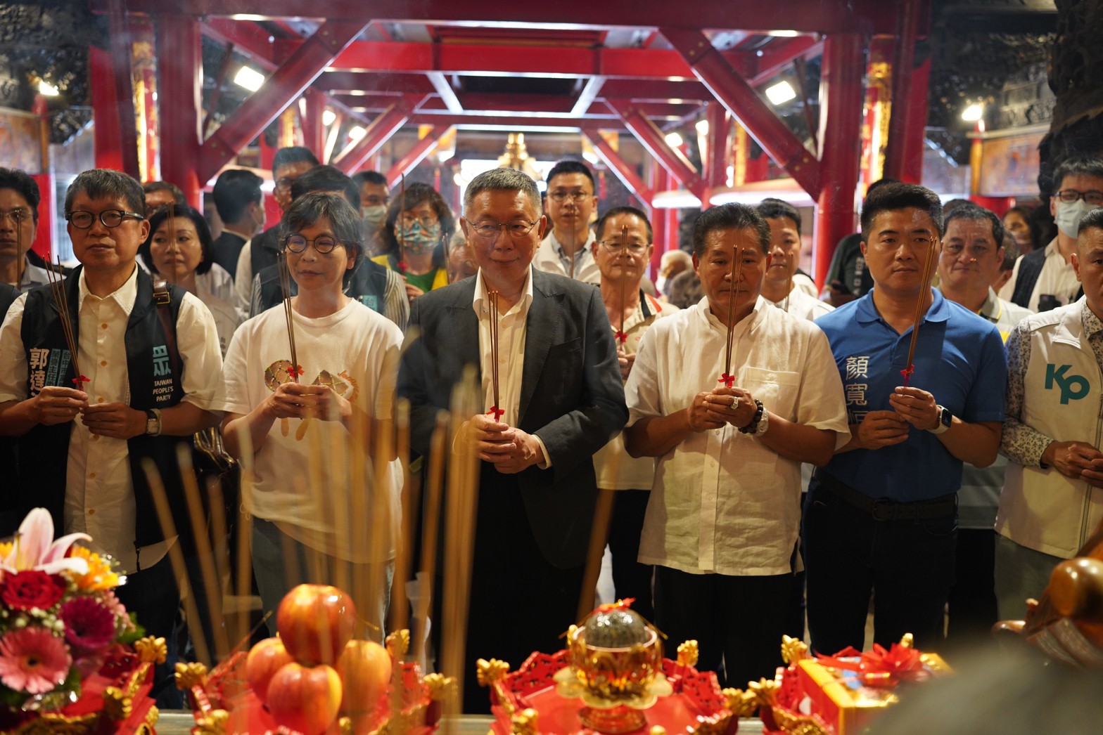 民眾黨總統參選人柯文哲參拜鎮瀾宮，顏寬恒也陪同。（民眾黨提供）