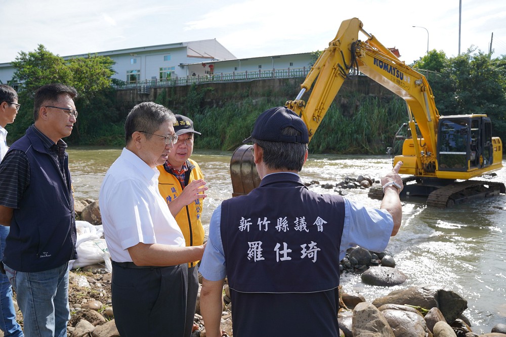 楊文科帶隊清鳳山溪汙染淤泥 洪申翰：記者會後機具全撤很扯 17