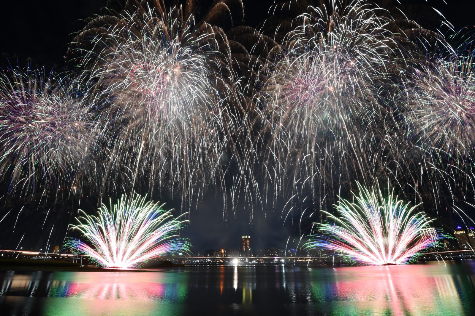 北市大稻埕7月至8月20日每週三都將放煙火。（北市觀傳局）