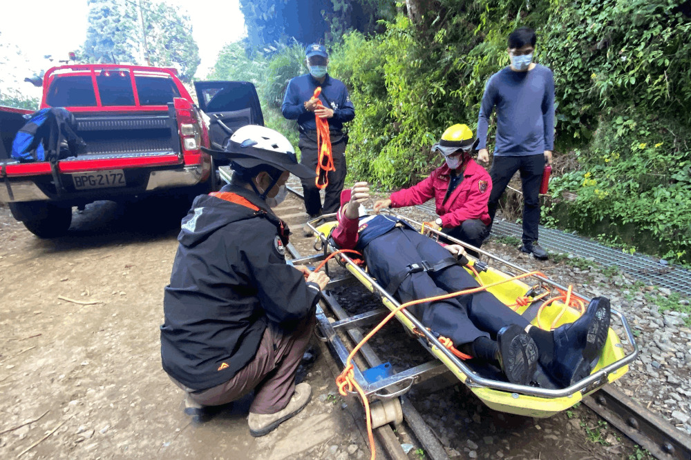 眠月線登山意外頻傳 嘉縣阿里山消防分隊DIY台車助救援 17