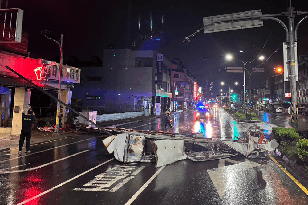 蘇拉將轉強颱 台南市府：廣告物防颱應固定 避免傷人害己 25
