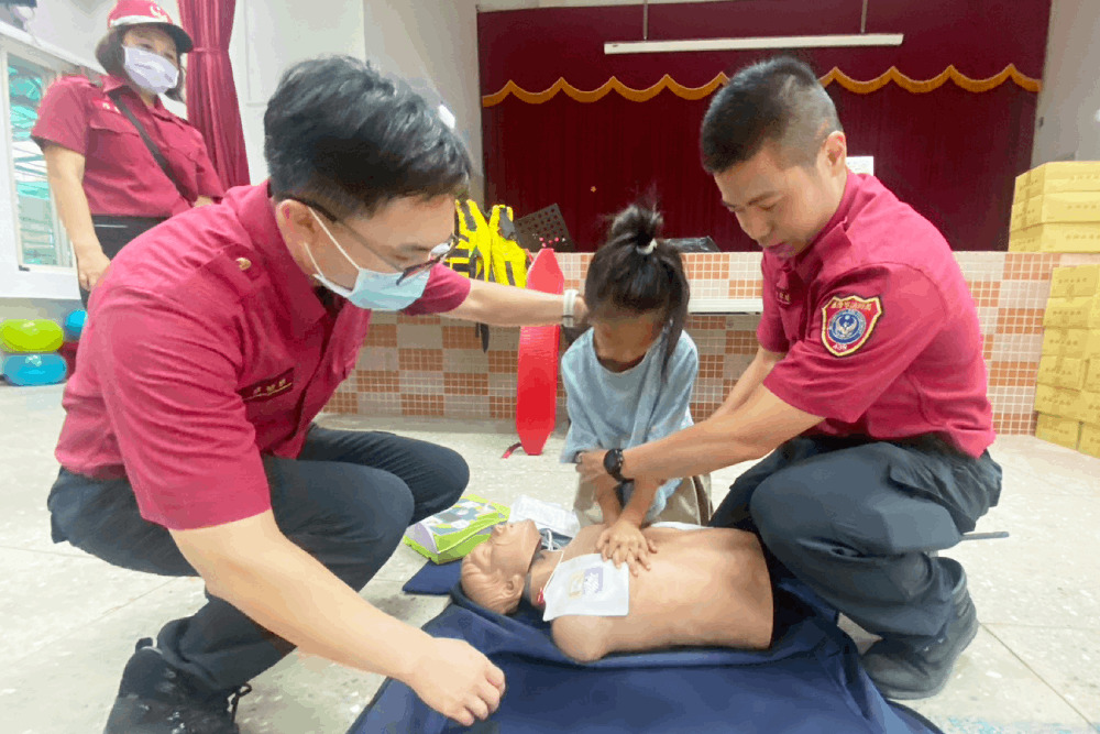 防災防溺從小教起 基市消防局讓小朋友體驗CPR及AED操作 5