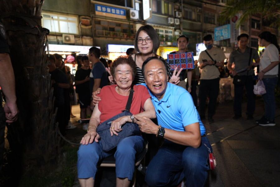 侯友宜今邀藍營首長飯店餐會 郭台銘走訪夜市稱「我為人民服務不為做官」 3