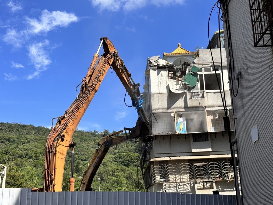 基泰大直鄰損戶今天開拆。（北市都發局提供）