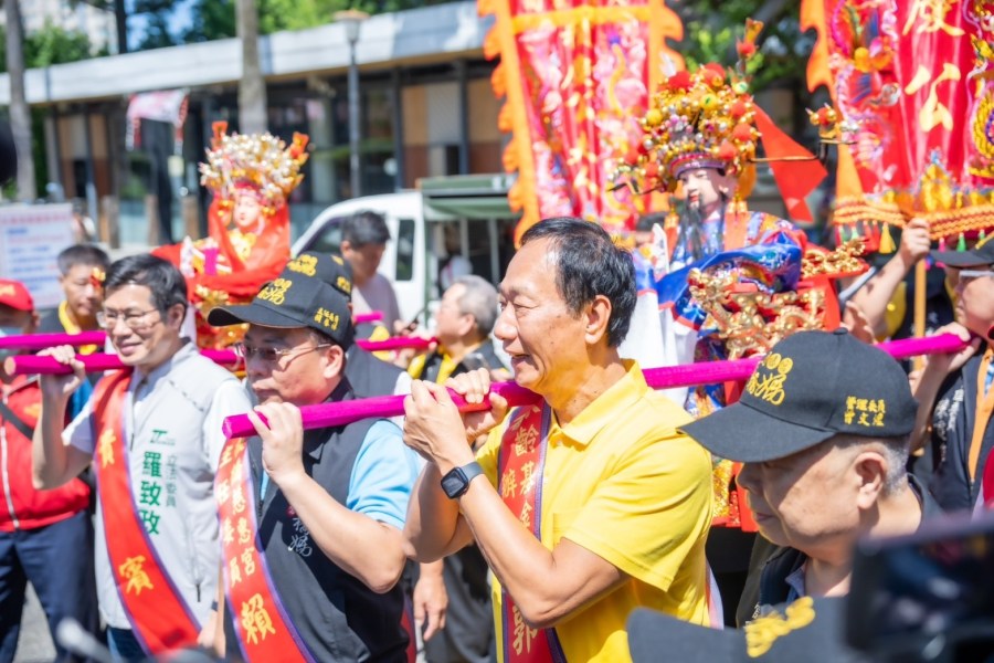 與綠營立委同框抬轎 郭台銘引孫子兵法：兵無常勢，水無常形 15