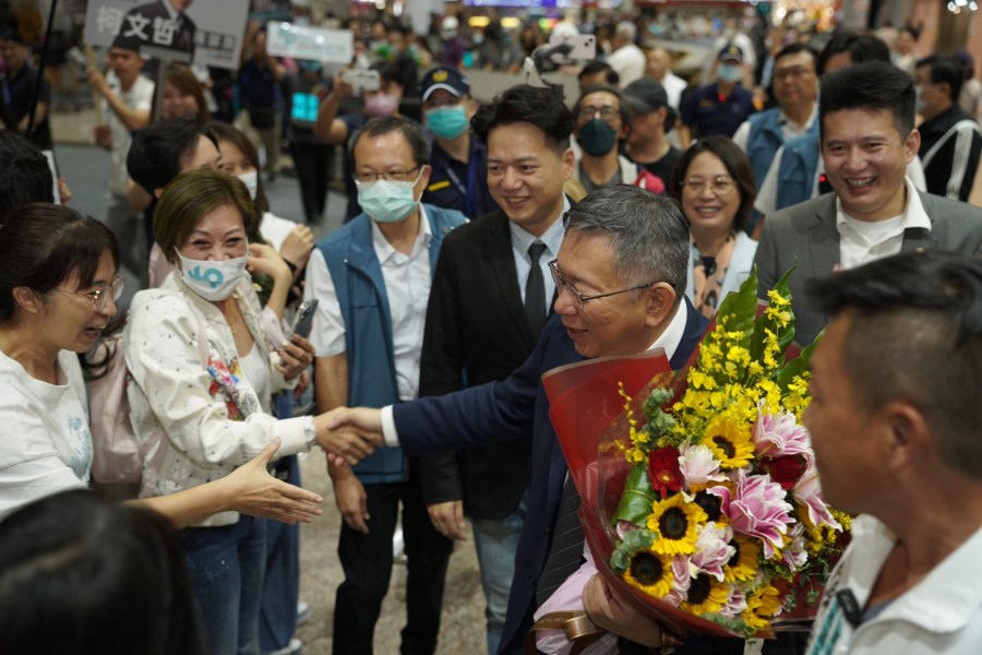 柯文哲訪美返台，有支持者到機場迎接。（民眾黨提供）