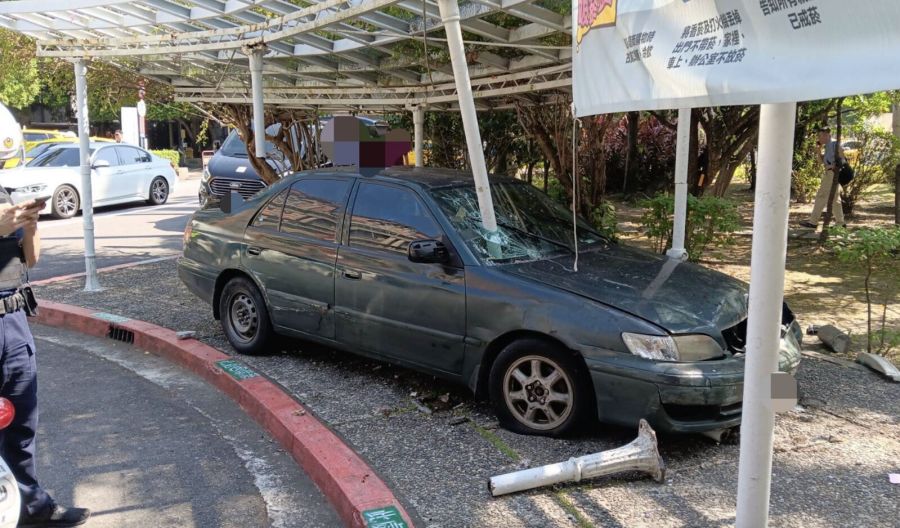 91歲老翁開車撞進台大醫院人行道 波及兩路人送急診！院方說明傷勢 7