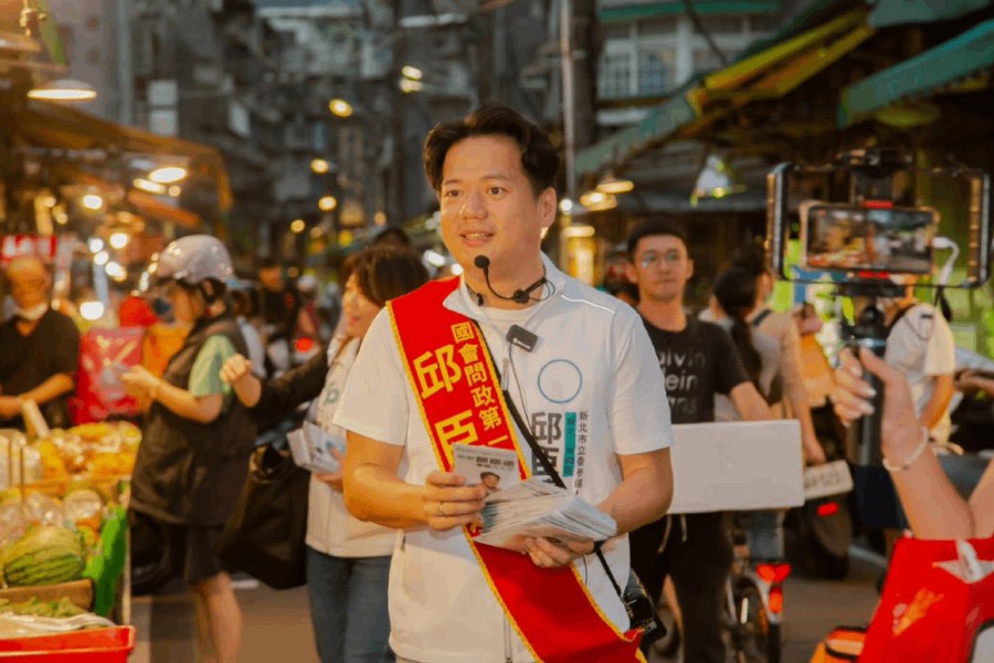 照片來源：邱臣遠臉書、民眾黨團